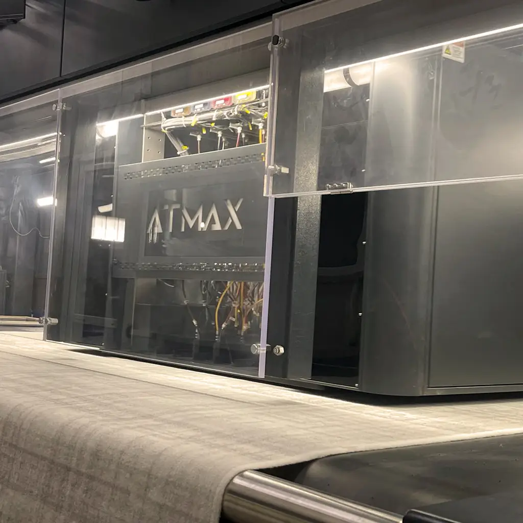 دستگاه چاپ دیجیتال ATMAX در حال چاپ طرح روی موکت در کارخانه